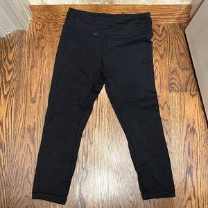 Women’s Lululemon Wunder Under Cropped Leggings, size 8 in Black